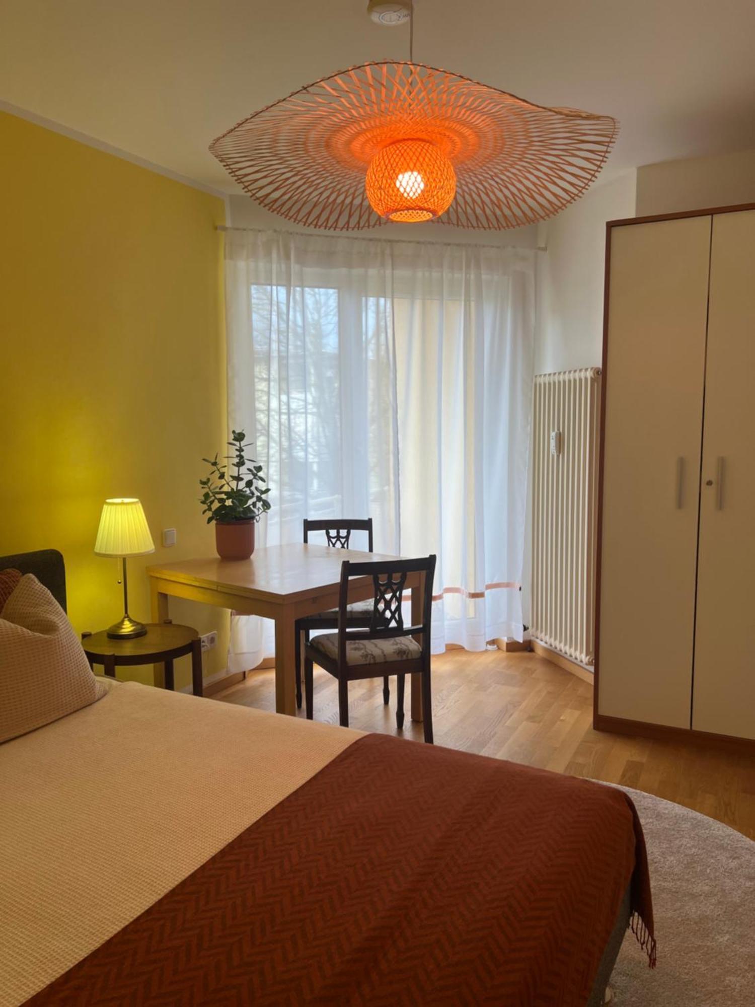 Privatunterkunft Kleiner Balkon In Muenchen West Exteriör bild